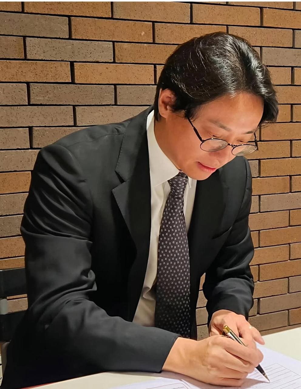 Zhihong Zhang - Founder of Alvearius LTD